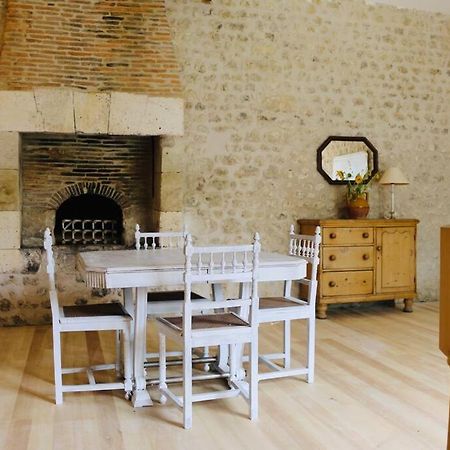 As Seen On A New Life In The Sun - Beautiful 3 Bedroom Cottage With Shared Pool Montboyer Dış mekan fotoğraf