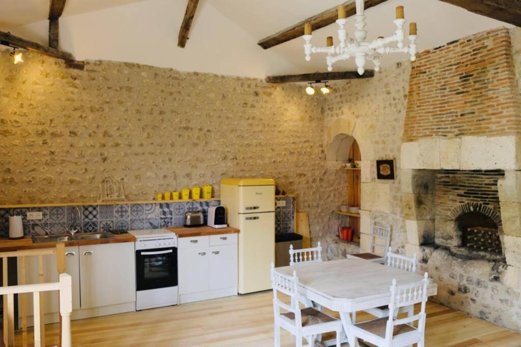 As Seen On A New Life In The Sun - Beautiful 3 Bedroom Cottage With Shared Pool Montboyer Dış mekan fotoğraf