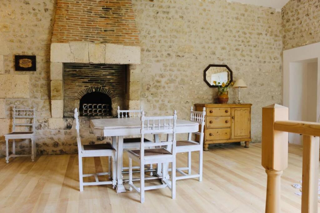 As Seen On A New Life In The Sun - Beautiful 3 Bedroom Cottage With Shared Pool Montboyer Dış mekan fotoğraf