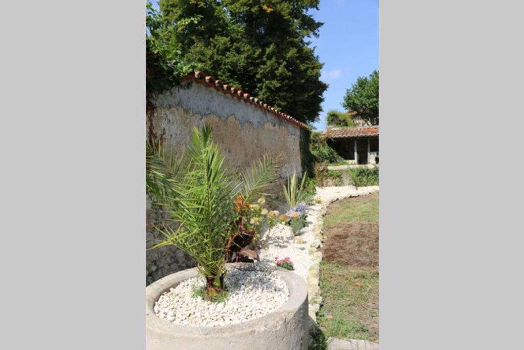 As Seen On A New Life In The Sun - Beautiful 3 Bedroom Cottage With Shared Pool Montboyer Dış mekan fotoğraf