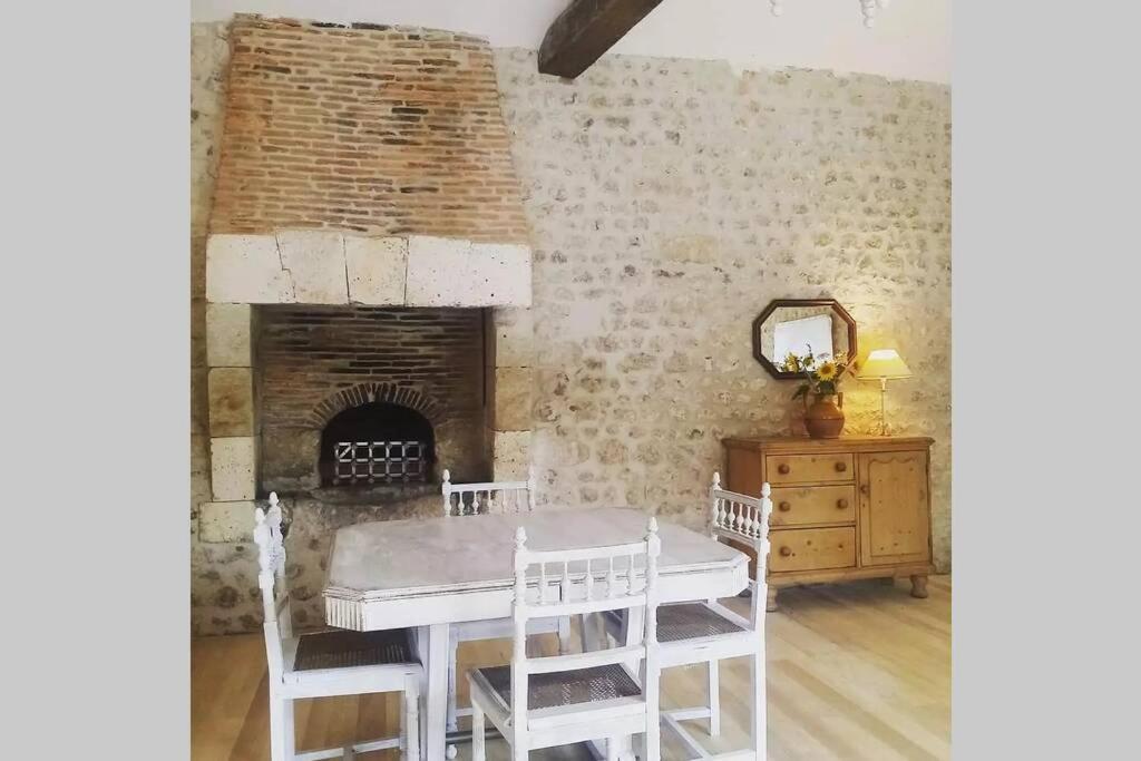 As Seen On A New Life In The Sun - Beautiful 3 Bedroom Cottage With Shared Pool Montboyer Dış mekan fotoğraf