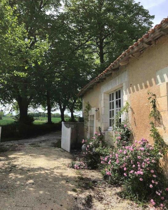 As Seen On A New Life In The Sun - Beautiful 3 Bedroom Cottage With Shared Pool Montboyer Dış mekan fotoğraf