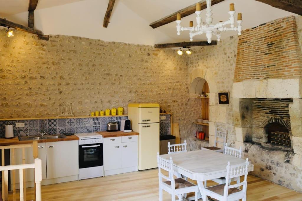 As Seen On A New Life In The Sun - Beautiful 3 Bedroom Cottage With Shared Pool Montboyer Dış mekan fotoğraf